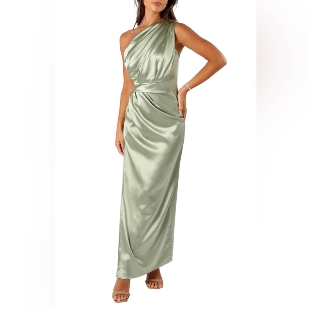 Nadia One-Shoulder Satin Maxi Dress
Petal & Pup Sage Size 4 NWI